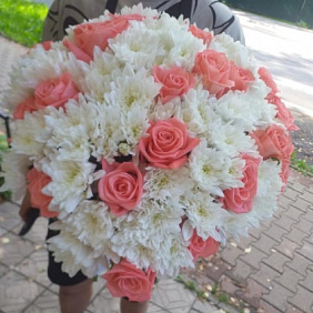 Букет из роз и хризантем №163