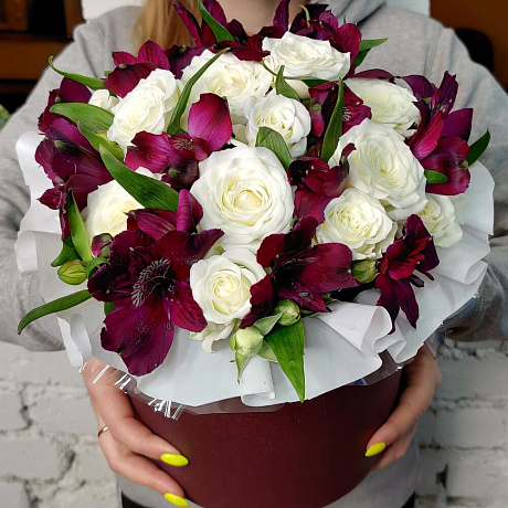 Шляпная коробка с альстромерией и розами Мистика - Фото 2