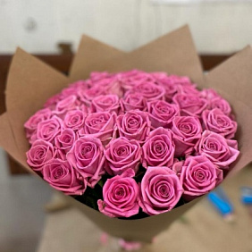 39 розовых роз