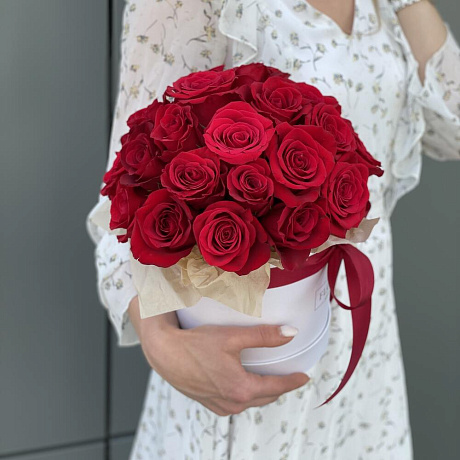 Коробка шляпная из 25 красных роз №2 - Фото 2