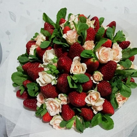 35 клубник с кустовыми розами