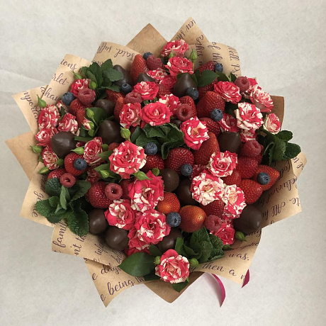 Букет из ярких розовых роз и ягод - Фото 2