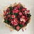 Букет из ярких розовых роз и ягод - Фото 2