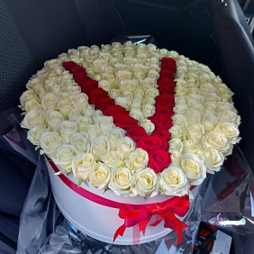 Буква V в коробке с цветами