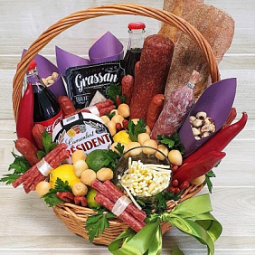 Подарочная корзина с колбасой и сыром