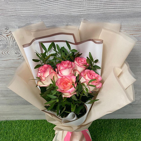Букет из 5 роз Джумилия с зеленью - Фото 3