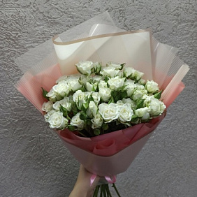 Букет кустовых роз в стильной упаковке