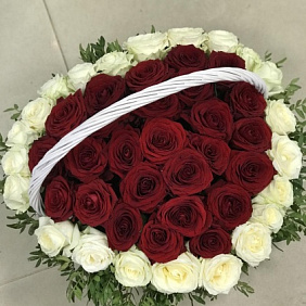 Корзина цветов «Сердце»