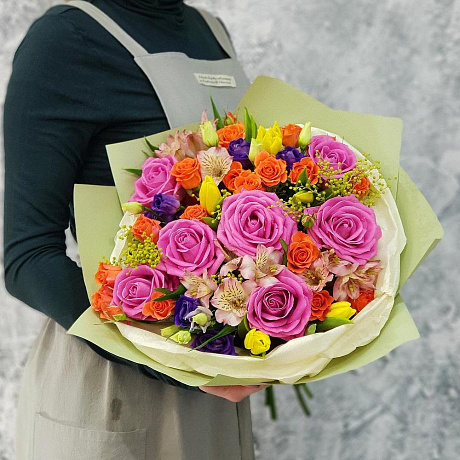 Яркий букет из роз, альстромерии и тюльпанов - Фото 4