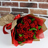 Розы. Букет из 19 красных роз с рускусом. N658 - Фото 1