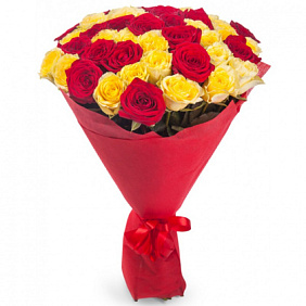 Букет из 41 красной и желтой розы