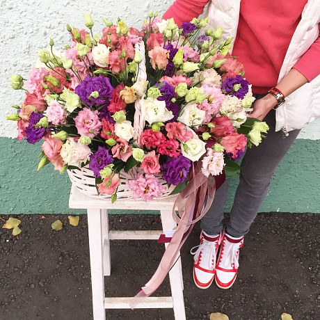 Корзина с эустомой - Фото 3