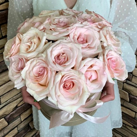 Розы в коробке №187