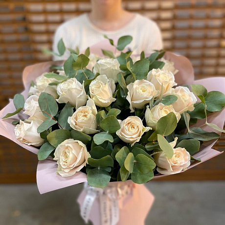 Букет белых роз с эвкалиптом - Фото 3