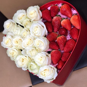 Цветы в коробке «Сердечко клубника»