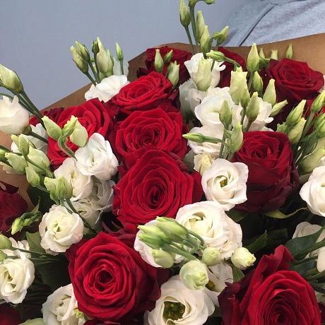 Красные розы и эустома - Фото 5