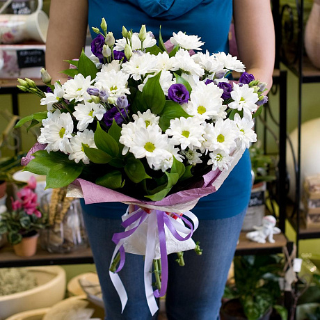 Букет из лизиантусов и кустовых хризантем - Фото 2