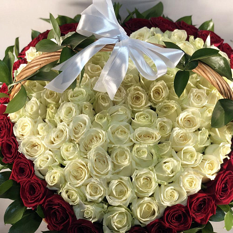 Корзина цветов в виде сердца - Фото 2