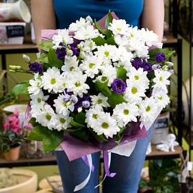 Букет из лизиантусов и кустовых хризантем