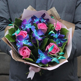 Букет синие орхидеи и розовые розы