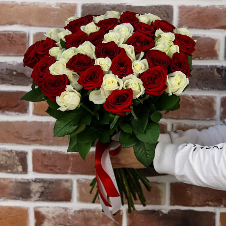 Букет из 51 красно-белой розы (50 см). N885 - Фото 3