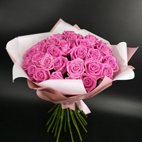 Розовые розы Аква в стильной упаковке