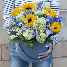 Композиция цветов "Римские каникулы" из подсолнухов и гортензий
