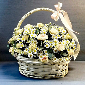Корзина с ромашками и кустовыми розочками "ШИКАРНОЕ ЛЕТО"