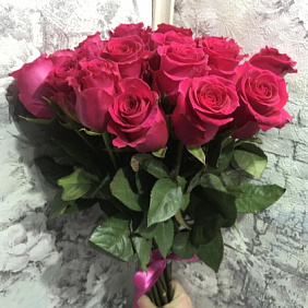 Букет 19 малиновых роз 50 см