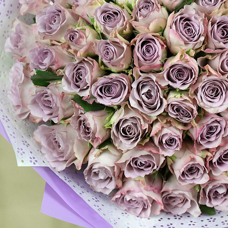 Букет из 75 сиреневых кенийских роз в упаковке - Фото 3