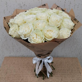 Букет из 25 роз "Эквадор 50см" в крафтовой бумаге