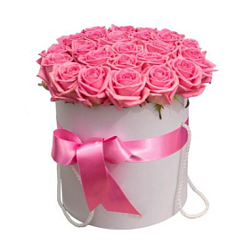 Букет из 25 розовых роз в средней шляпной коробке №2