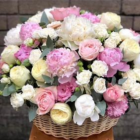 Корзина из разных цветов