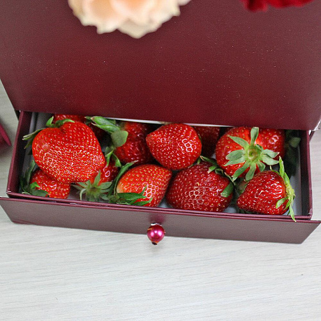 Цветы в коробке с клубникой Клубничный восторг - Фото 3