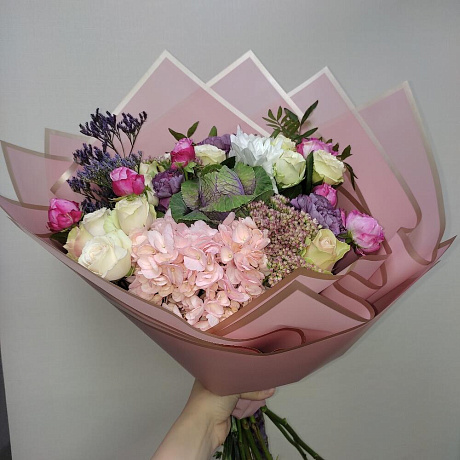 Красивый букет с Гортензией, брассикой, ассорти роз и цветами - Фото 2