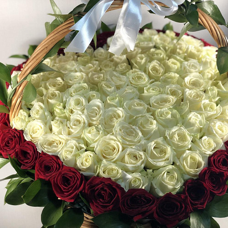 Корзина цветов в виде сердца - Фото 4