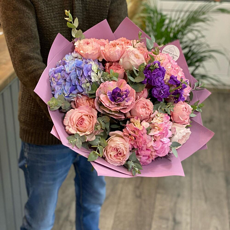 Букет из пионовидных роз, гортензии и брассики - Фото 4