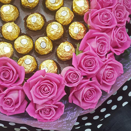 Стильный букет из малиновых роз и конфет Ферреро Роше - Фото 3