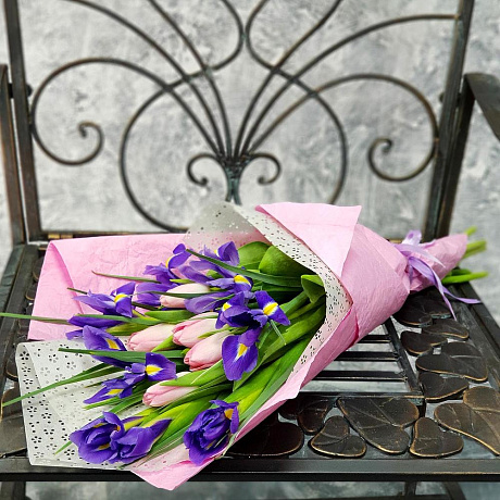 Букет из тюльпанов и ирисов Весенний №2 - Фото 6