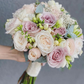 Букет невесты Luxury Flowers Фрезии и Розы