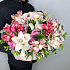 Эстетичный внешний вид корзины с свежими цветами орхидеи и альстромерии - Фото 4