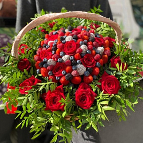 Корзина с цветами презент