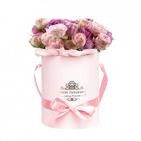Розовые пионовидные кустовые розы микс в розовой шляпной коробке