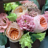 Композиция с пионовидными розами и лизиантусом - Фото 6