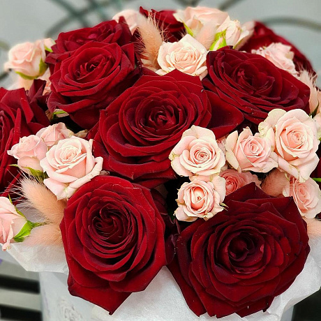Букет из красных и розовых роз в шляпной коробке - Фото 3