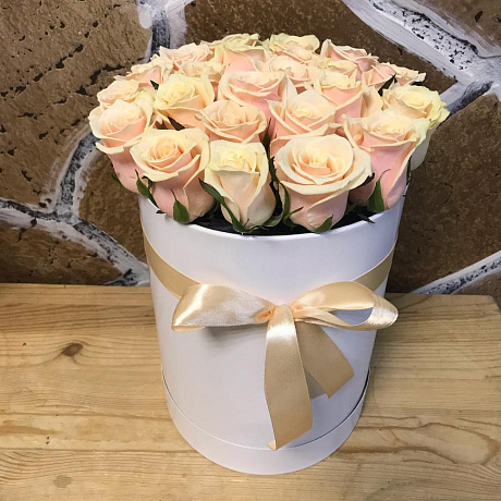 Шляпная коробочка с кремовыми розами - Фото 2