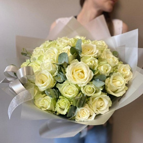 Букет из 29 белых роз с эвкалиптом