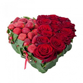Букет Сладкое сердце из роз и клубники