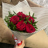 Букет -комплимент из 5  алых роз с зеленью - Фото 1