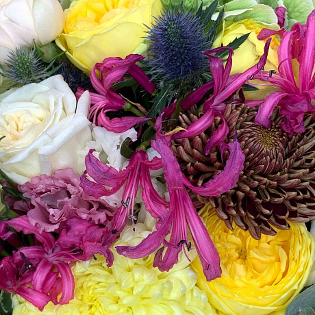 Яркий букет с гортензиями и французскими розами - Фото 6